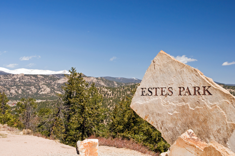 A large sign at the outskirts of the city of Estes Park, Colorado
